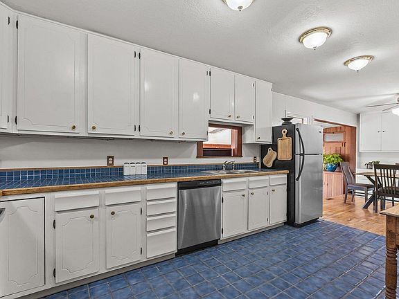 5th image of 221 Hall Ave