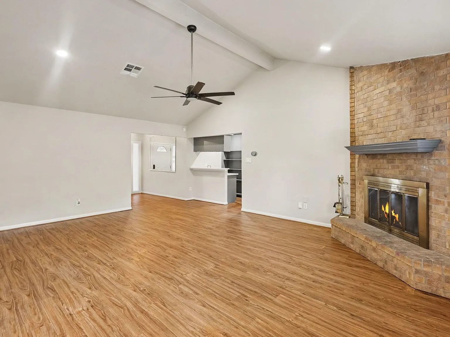 3 bed, 2.0 bath, 1695 sqft, $2,000 — Photo 2