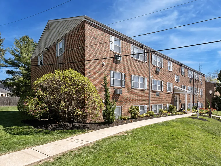 Rosedale Court Apartments — Photo 12