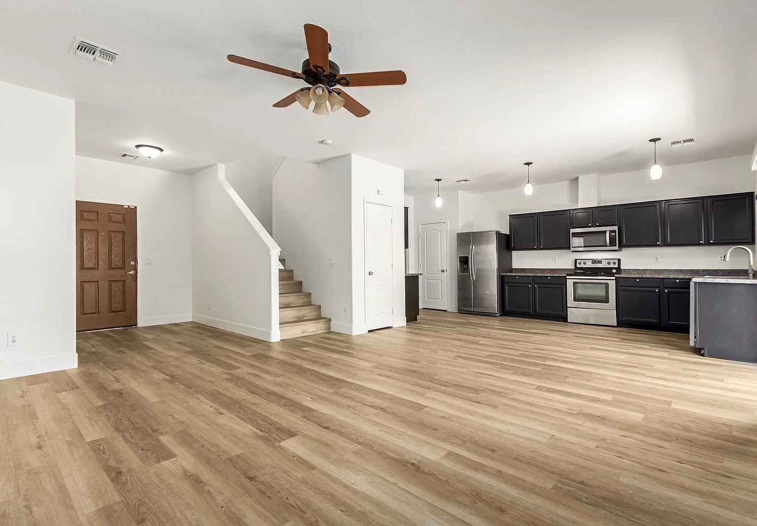 3 bed, 2.5 bath, 1432 sqft, $1,899 — Photo 1
