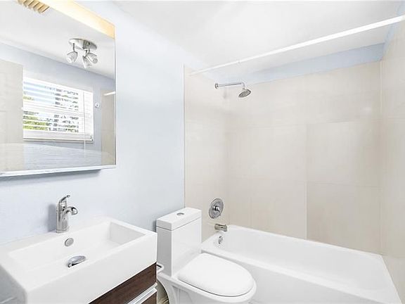 4th image of 416 NE 15th Ave APT 8