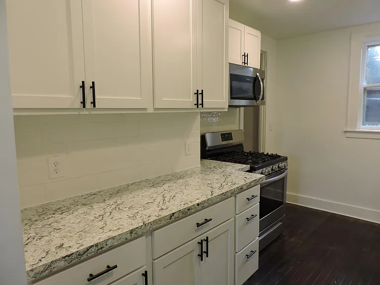 637 Wealthy St SE — Photo 9