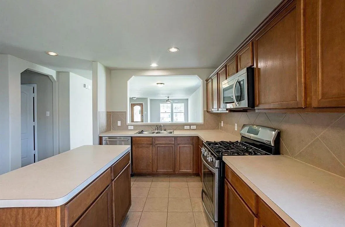 3 bed, 2.0 bath, 1966 sqft, $2,000 — Photo 4