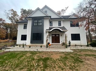 4 Dogwood Ct, Mahwah, NJ 07430