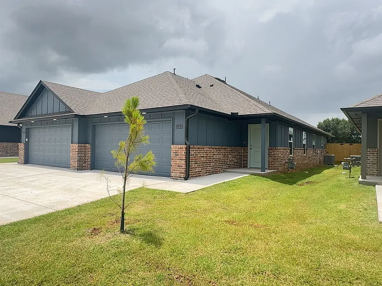 11515 University Dr — Photo 2