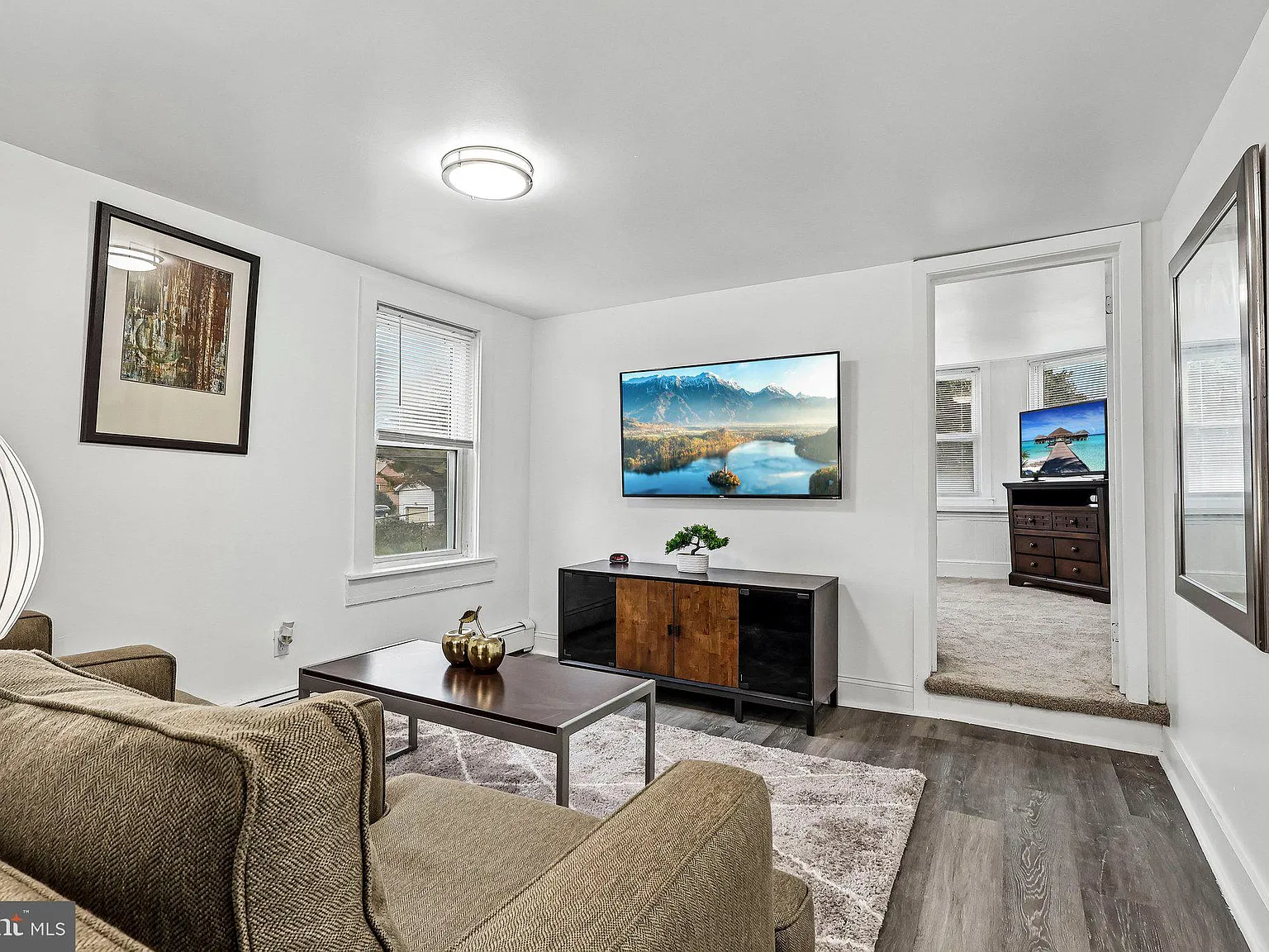 4 bed, 1.0 bath, 1055 sqft, $2,600 — Photo 2