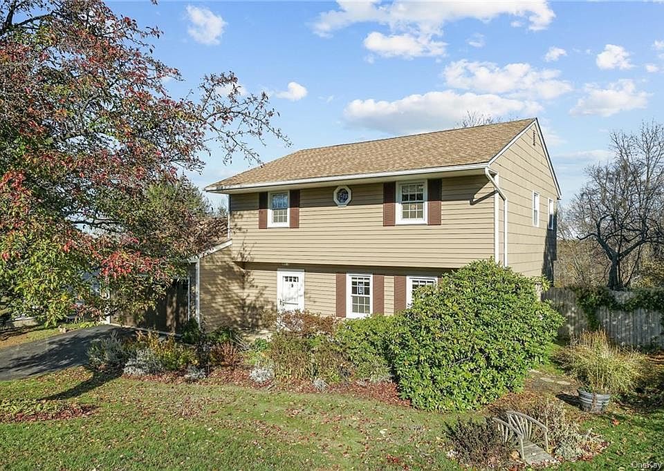 1st image of 5 Hilltop Ln