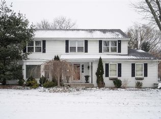 21 Chapel Woods W, Williamsville, NY 14221
