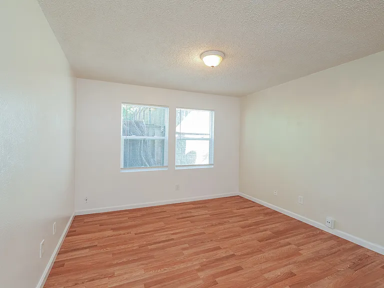 8-photo-Main-Bedroom-