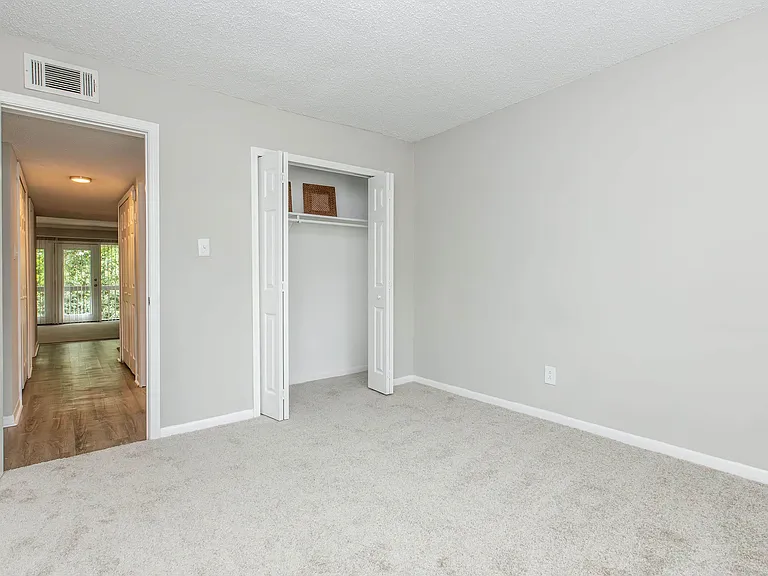 Kingston Pointe Apartments — Photo 15