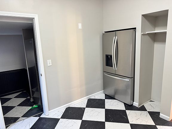 Two options for food storage in the same kitchen.
