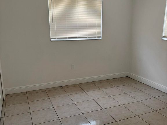 4th image of 16118 NE 21st Ave APT 5