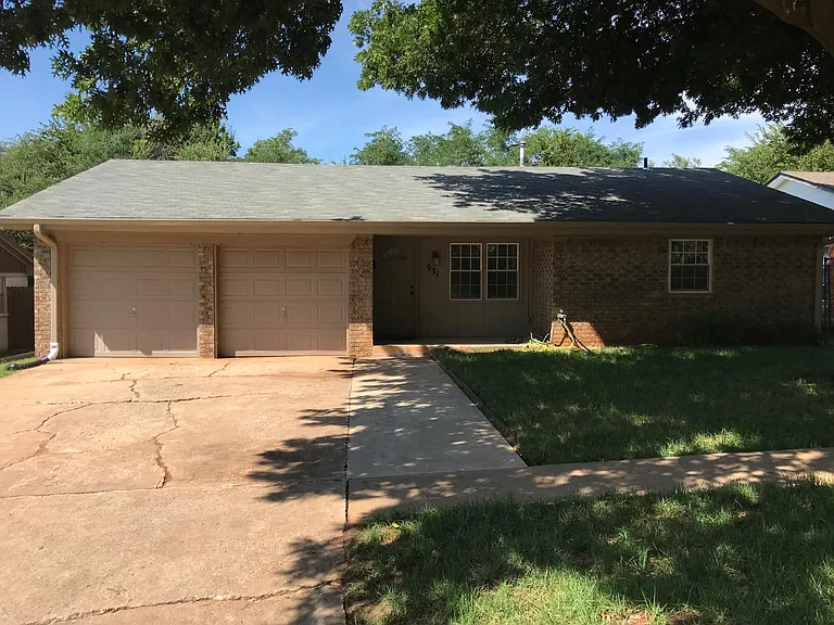 931 Crown Dr — Photo 5