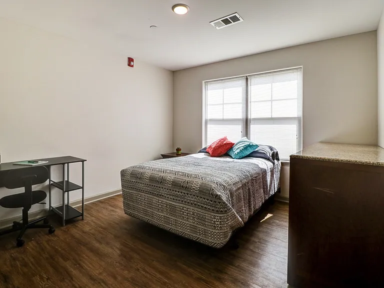 College Pointe Apartments — Photo 12