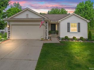 3297 Pond Ridge Dr, Holly, MI 48442