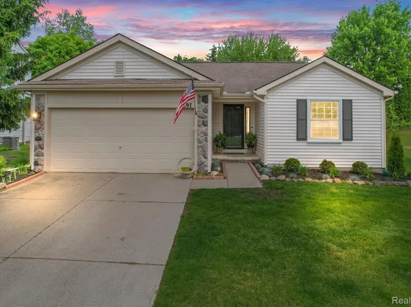 3297 Pond Ridge Dr, Holly, MI 48442
