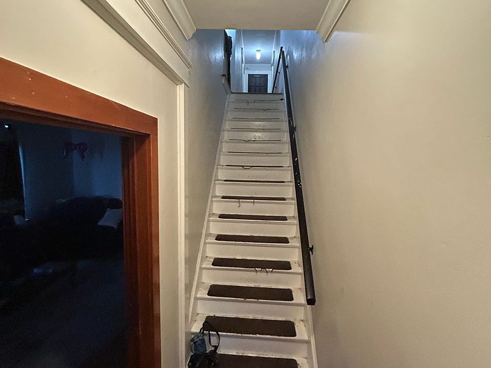 1st image of 260 Pawling Ave #2