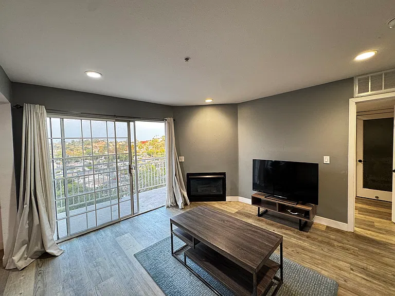 4755 Templeton St — Photo 13