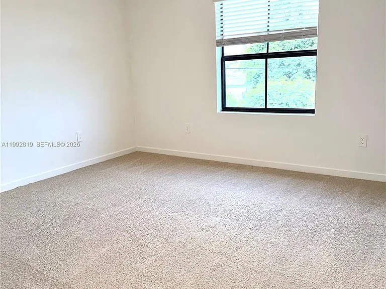 359 NE 16th St — Photo 31