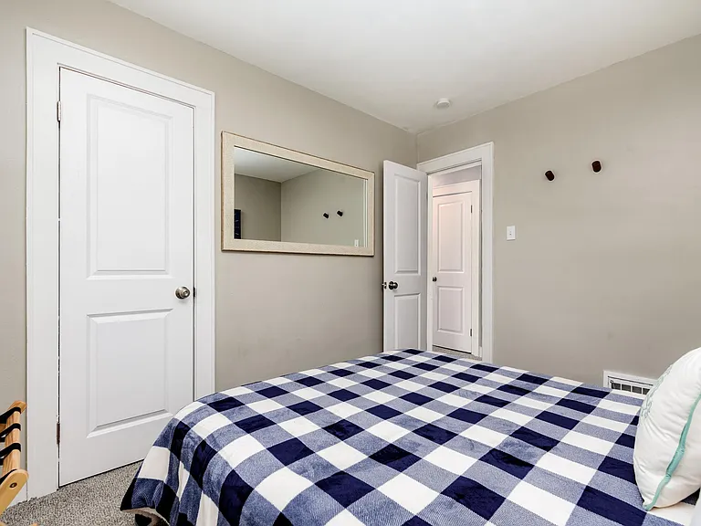 1509 W Clark St — Photo 33