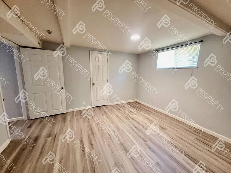 221 W 5th St — Photo 18