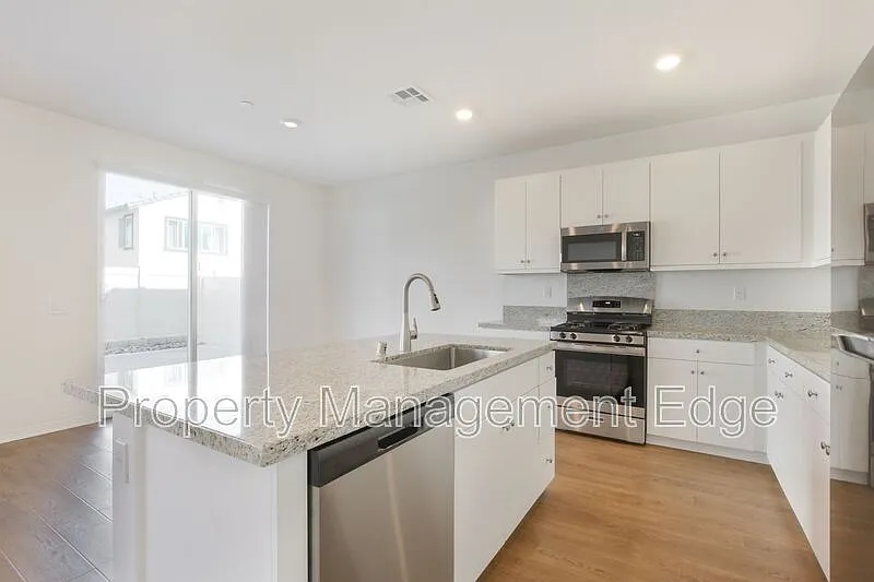 3 bed, 3.0 bath, 1870 sqft, $3,195 — Photo 4