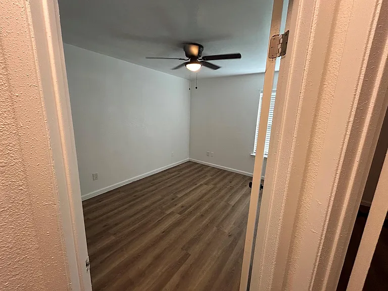 1118 Brookswood Ave E #B — Photo 10
