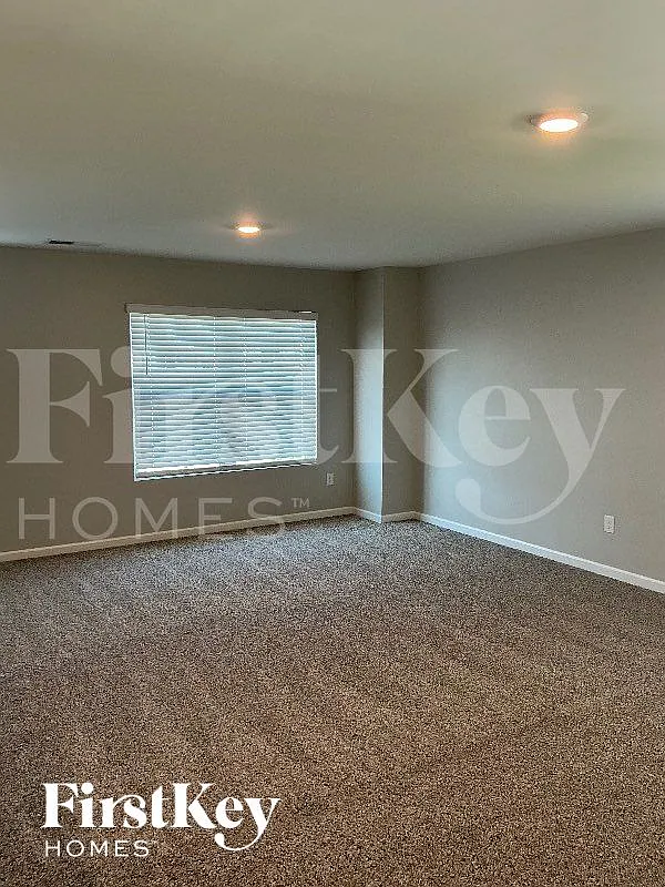 5 bed, 3.5 bath, 2820 sqft, $2,510 — Photo 3