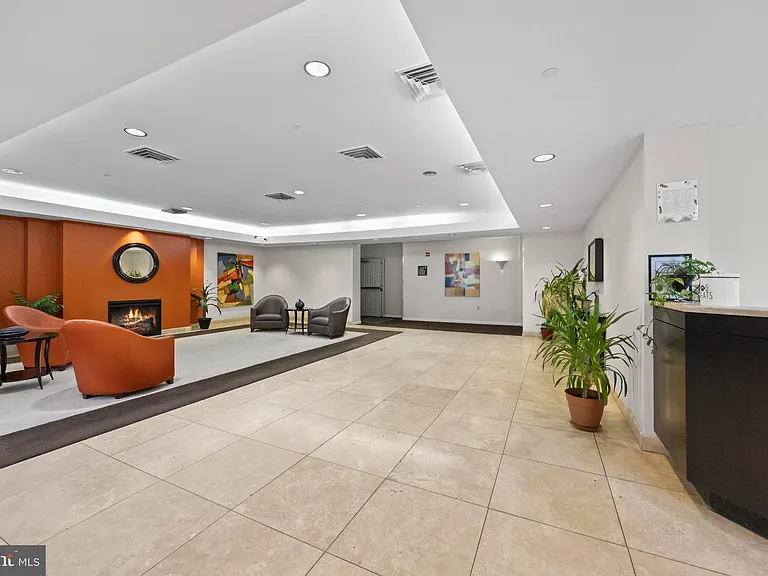 801 S Greenbrier St #215 — Photo 48