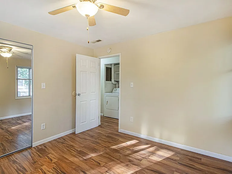 2426 Shasta Dr — Photo 15