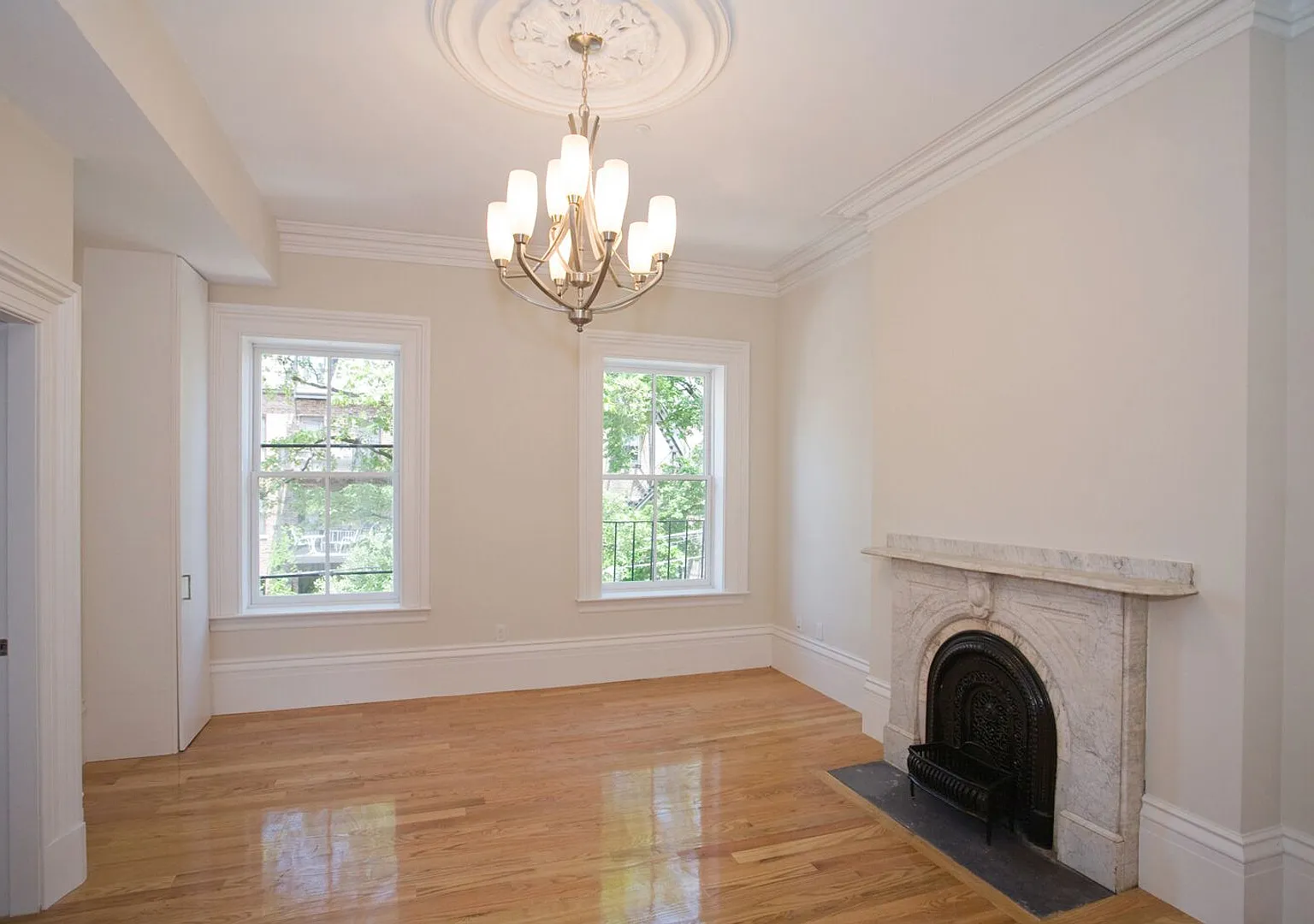 Beautifully updated, pet friendly 3 bed unit in the South End! — Photo 3