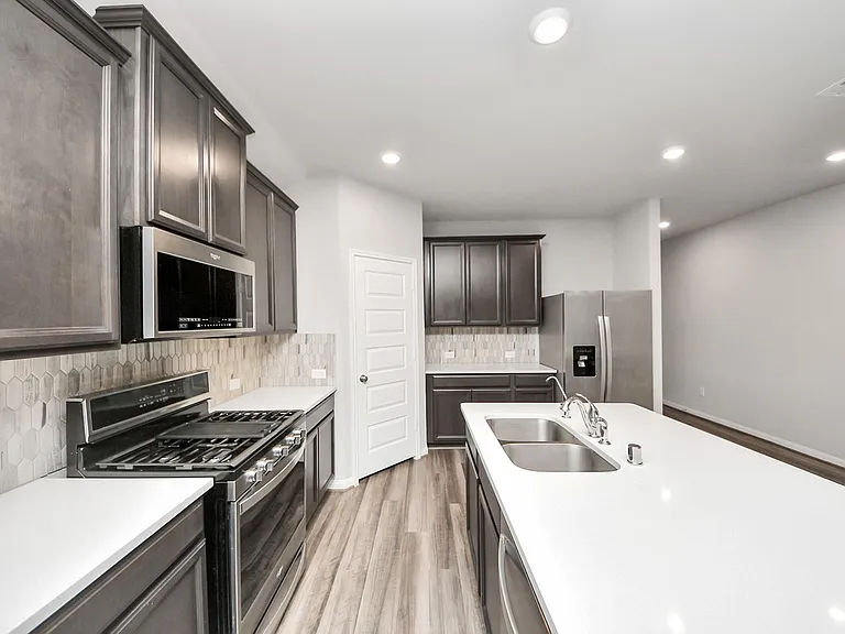 518 Ellwood Terrace Ln — Photo 9