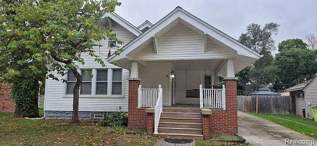 4 bed, 2.0 bath, 2600 sqft, $2,300 — Photo 1