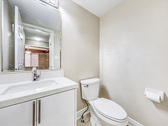 5th image of 28 Birch Lake Ct