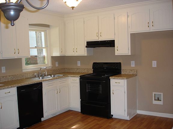 Upgraded kitchen w/new stove & counter tops