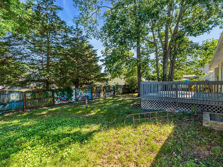 2556 Woodland Rd — Photo 37