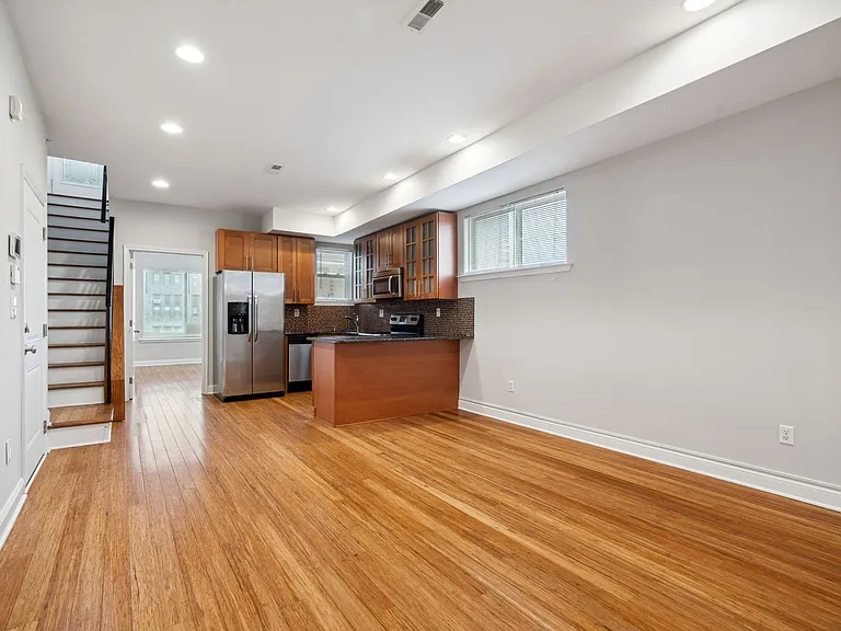1633 Carpenter St — Photo 7