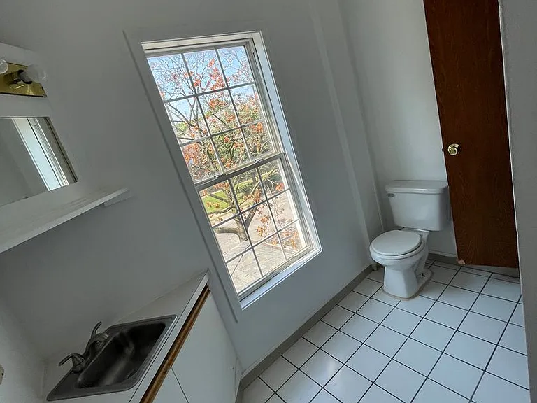 136 E Norwich Ave — Photo 15