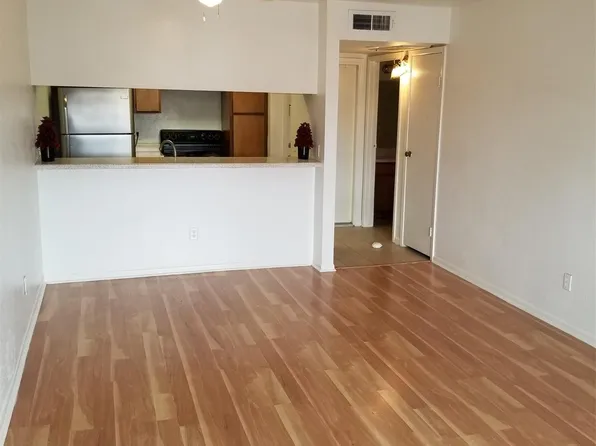 3015 Walnut Bend Ln APT 33, Houston, TX 77042