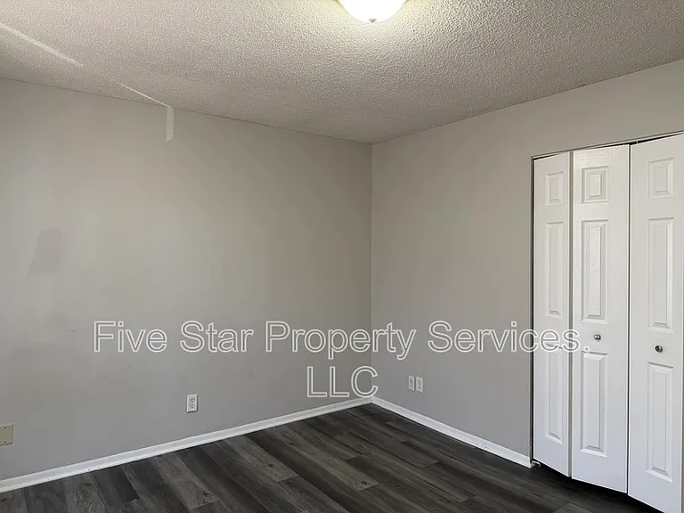 Lake Shore Apartments — Photo 17