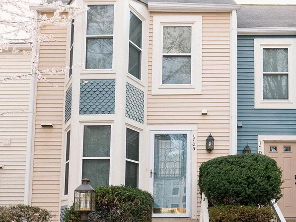 1703 Whisperhill Dr, Reston, VA 20194