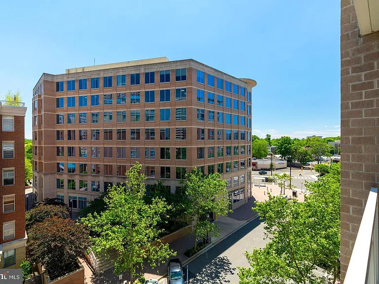 820 N Pollard St #511 — Photo 31