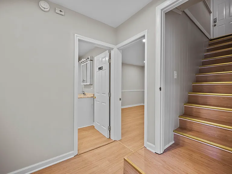 4 Thurston Ave — Photo 12