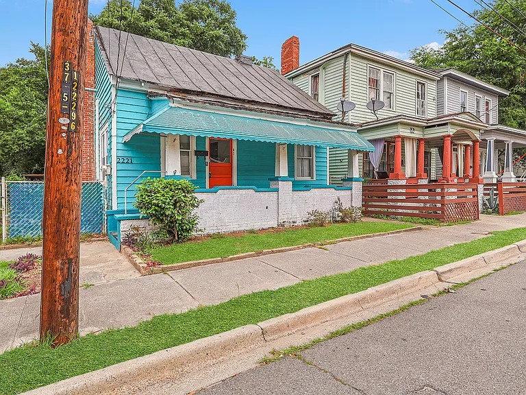 2221 Harden St — Photo 2