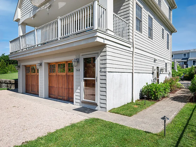 140 Community Dr — Photo 3