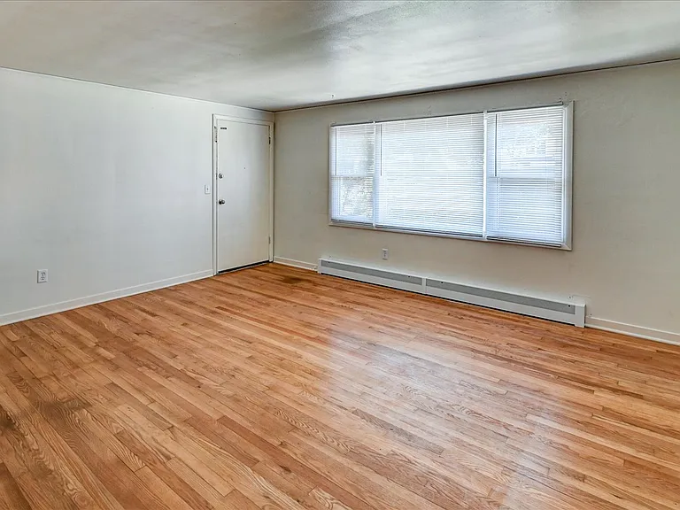 1810 Lake Point Dr #4 — Photo 4