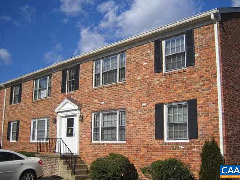 2422 Barracks Pl #4 — Photo 4