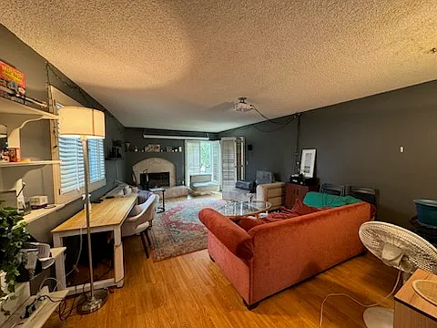 5 bed, 2417 sqft, $1,050 — Photo 2