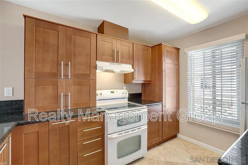 3 bed, 2.0 bath, 1094 sqft, $3,400 — Photo 2