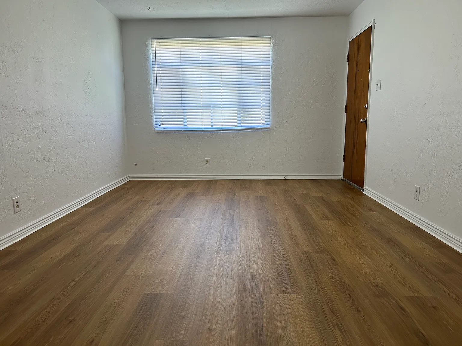 Quality 2 Bedroom Apt. w/ Garage in Vintage Courtyard Complex Downtown — Photo 4